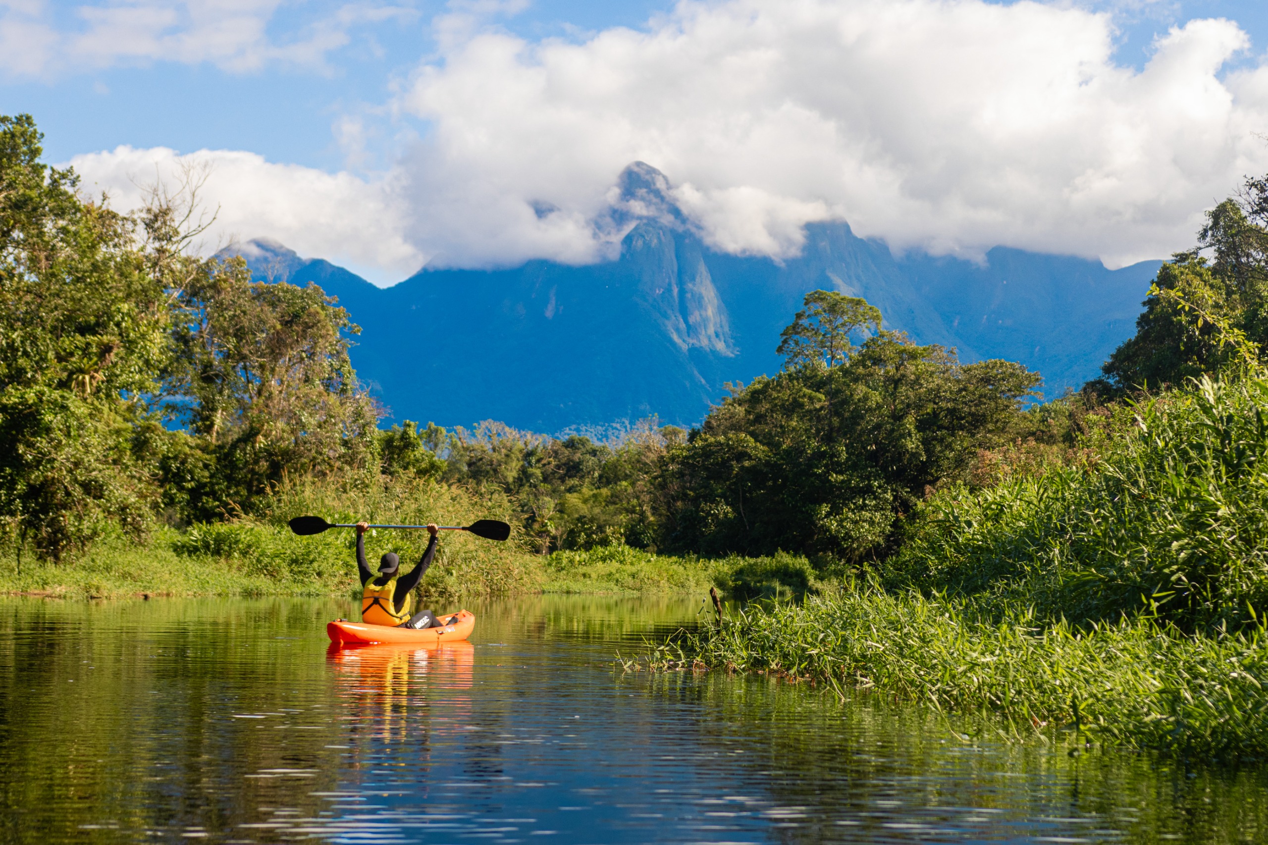 Passeio de Caiaque no rio de antonina dentro da Grande Reserva Mata Atlântica